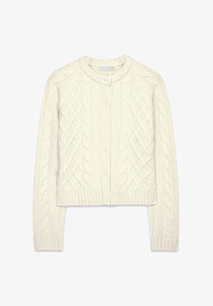 Krēmkrāsas adīta kardigāna ar kabeli, apaļo izgriezumu, priekšējām pogām un ribotām piedurknēm un apakšmalu.