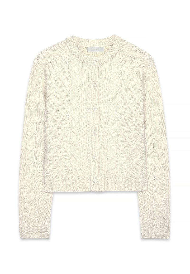 Krēmkrāsas adīta kardigāna ar kabeli, apaļo izgriezumu, priekšējām pogām un ribotām piedurknēm un apakšmalu.