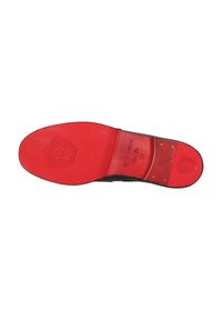 Svart lädersko med en röd gummisula som har varumärkesdetaljer. Sulan har en lätt strukturerad yta och rundad form.