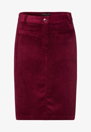 Burgundy ribbed skirt made of velvety fabric, featuring a button closure and two front pockets. Straight cut with a hem that reaches the knee.