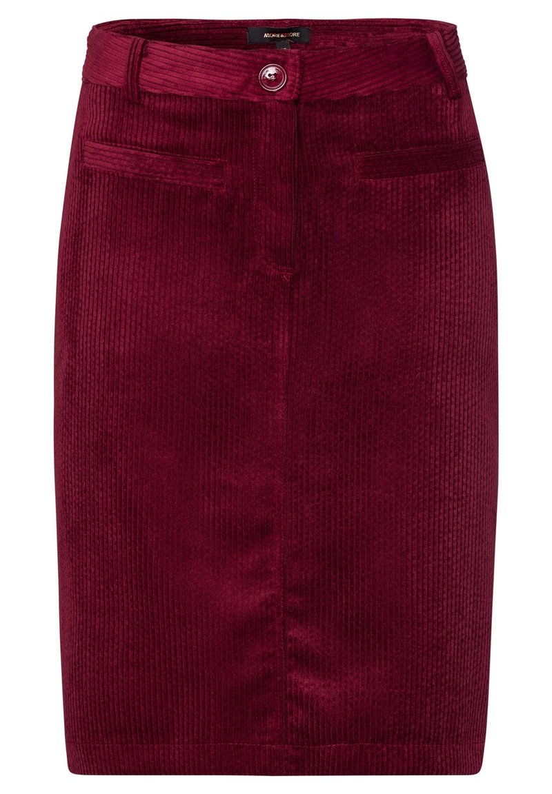 Burgundy ribbed skirt made of velvety fabric, featuring a button closure and two front pockets. Straight cut with a hem that reaches the knee.
