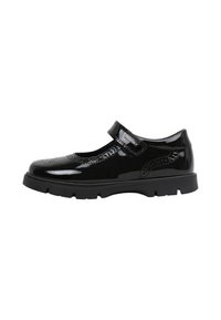 Zapato Mary Jane negro brillante con detalles decorativos perforados, una correa de Velcro etiquetada "Pablosky" y una suela de goma gruesa.