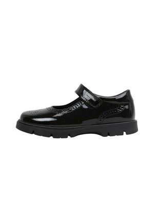 Zapato Mary Jane negro brillante con detalles decorativos perforados, una correa de Velcro etiquetada "Pablosky" y una suela de goma gruesa.