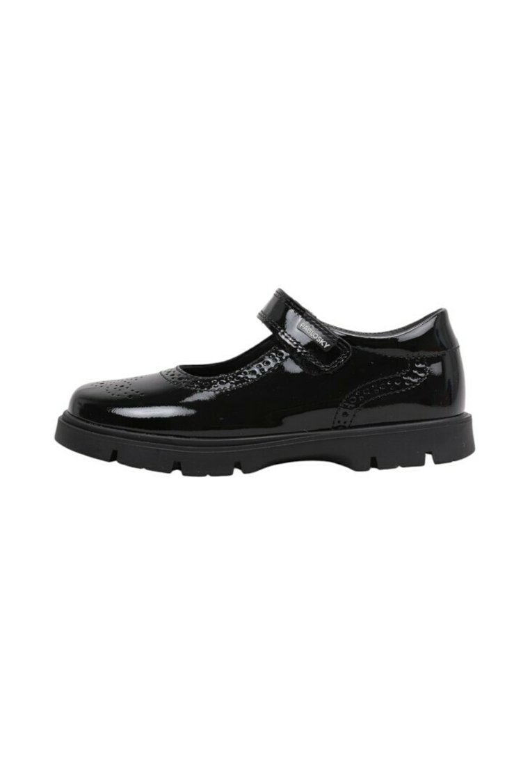 Zapato Mary Jane negro brillante con detalles decorativos perforados, una correa de Velcro etiquetada "Pablosky" y una suela de goma gruesa.