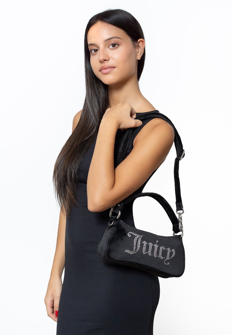 Μαύρη βελούδινη τσάντα χειρός με λογότυπο "Juicy" διακοσμημένο με κρύσταλλους, διαθέτοντας κοντό λουράκι και οβάλ σχήμα. Λείο υλικό.