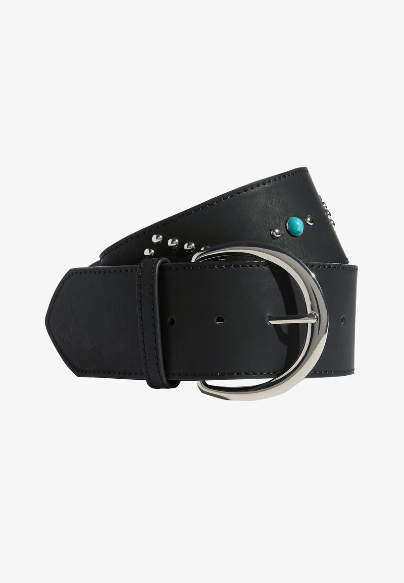 Cinturón de cuero negro con hebilla plateada en forma de media luna, tachuelas plateadas y una pequeña piedra turquesa como adorno.