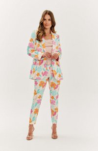 Květinový kostým v pastelových barvách, který obsahuje blejzr s vroubkovanými klopami a odpovídající slim kalhoty. Materiál vypadá lehce a hladce.