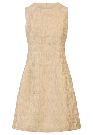 Beige ærmeløs kjole med en tekstureret, krøllet mønster, tætsiddende skæring og udsvungen nederdel. Lynlås bagpå. Glat stoffinish.