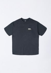 Černé bavlněné tričko s kulatým výstřihem, krátkými rukávy a malým bílým grafickým logem na levé straně hrudi. Klasický střih, jednoduchý design.