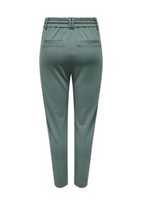 Türkise, schmal zulaufende Hose mit elastischem Bund, Gürtelschlaufen und zwei aufgesetzten Gesäßtaschen, von hinten auf einem weißen Hintergrund gezeigt.