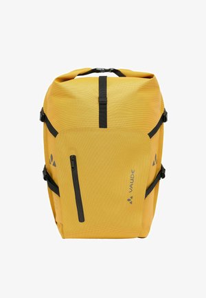 Gelber Vaude-Rucksack mit strukturierter Oberfläche, Rollverschluss, schwarzem Zubehör und einer vorderen Reißverschlusstasche für einfachen Zugriff und Stauraum.