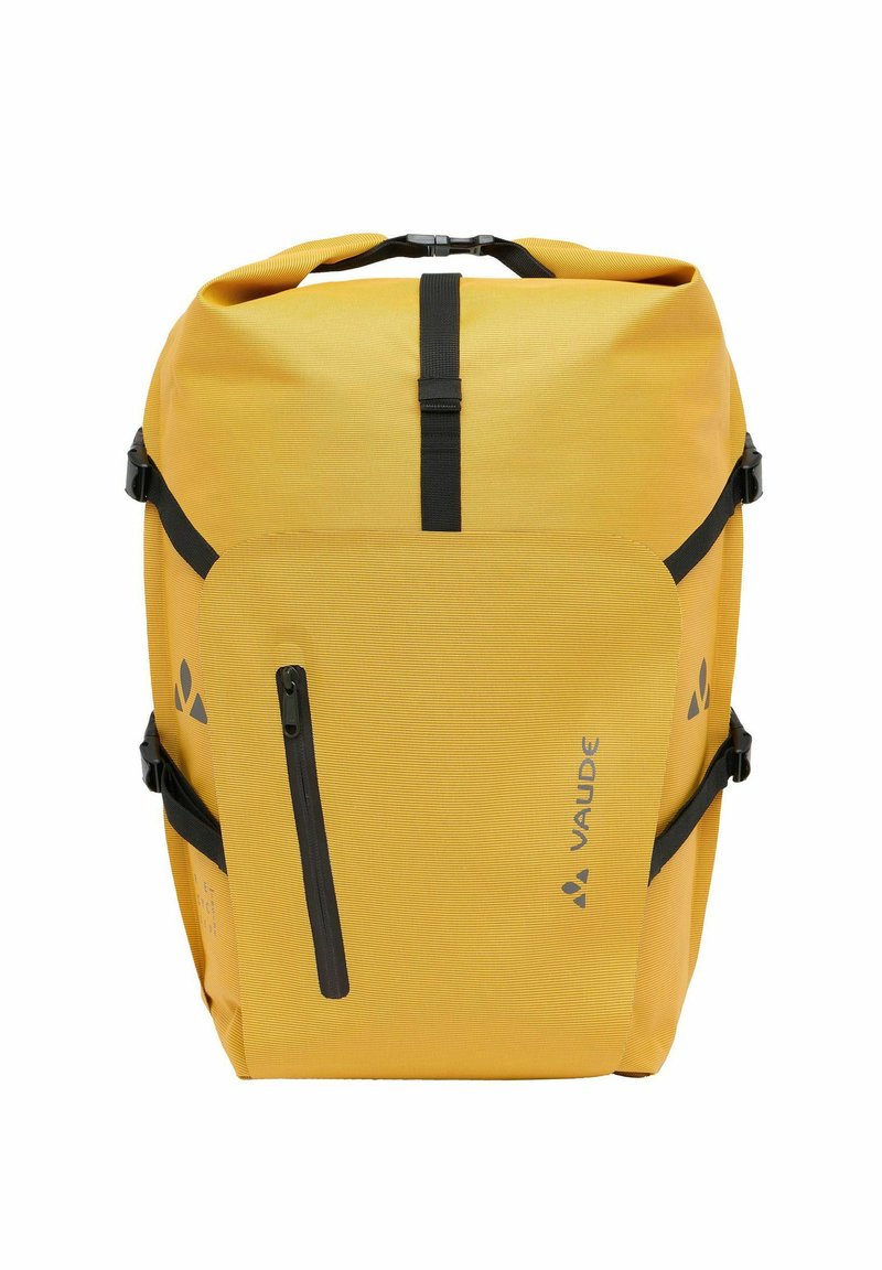 Zaino Vaude giallo con finitura texturizzata, chiusura arrotolata, accessori neri e una tasca frontale con zip per facilità d'uso e capacità di stoccaggio.