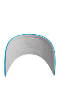 Casquette de baseball grise avec un bord bleu clair. L'intérieur présente des lignes de couture et une texture lisse, conçu pour la protection contre le soleil.