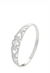 Bracciale d'argento con intricati motivi a scrollo e una pietra centrale rotonda trasparente circondata da pietre più piccole.