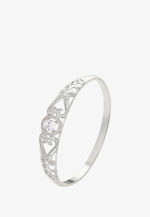 Bracciale d'argento con intricati motivi a scrollo e una pietra centrale rotonda trasparente circondata da pietre più piccole.