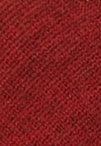 Tessuto rosso intrecciato con superficie strutturata e motivo a spina di pesce, che mostra un colore ricco e profondo e un aspetto uniforme in tutta la stoffa.