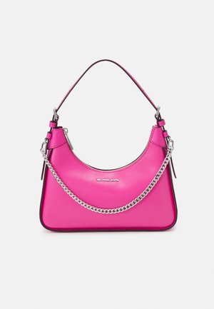Borsa in pelle rosa con forma curva, dotata di una tracolla in catena argentata, manico superiore e logo impresso sul davanti.
