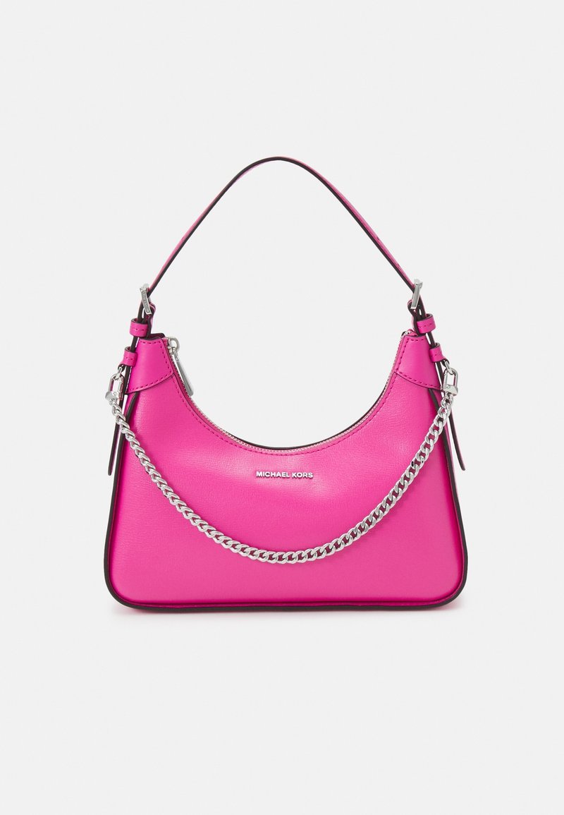 Borsa in pelle rosa con forma curva, dotata di una tracolla in catena argentata, manico superiore e logo impresso sul davanti.