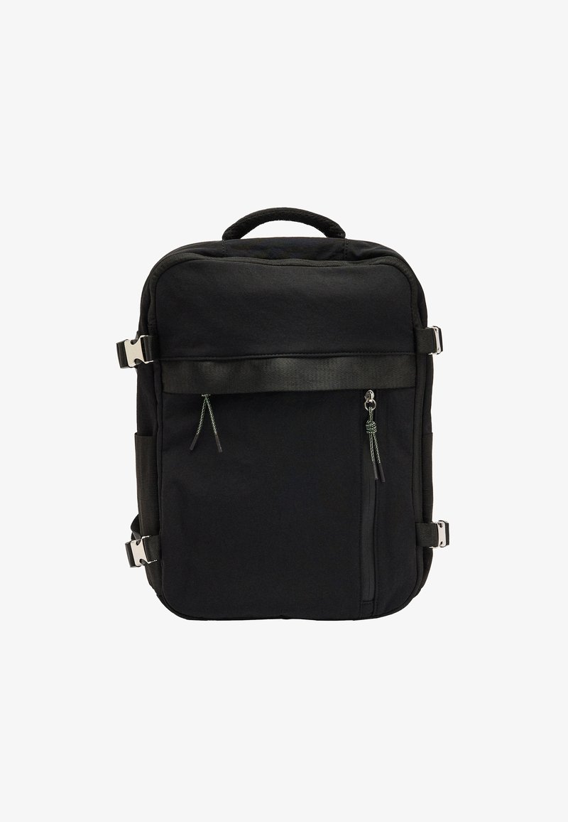 Czarny plecak wykonany z trwałego materiału, o prostokątnym kształcie, z dwoma zamkami błyskawicznymi z przodu, regulowanymi paskami oraz metalowymi akcentami.