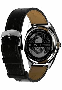 Zegarek Timex z czarnym skórzanym paskiem, stalową kopertą i okrągłą tarczą z motywem mapy świata na tyle.