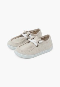 Hellebeige Leinenschuhe mit strukturiertem Finish, ausgestattet mit weißen Schnürsenkeln und Ösen sowie einer Gummisohle für guten Grip. Abgerundetes Zehendesign.