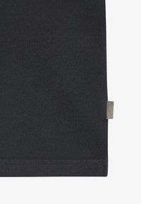 Svart bomull T-skjorte med en glatt tekstur, med en liten etikett med preget logo på sidekanten, og med rund hals.