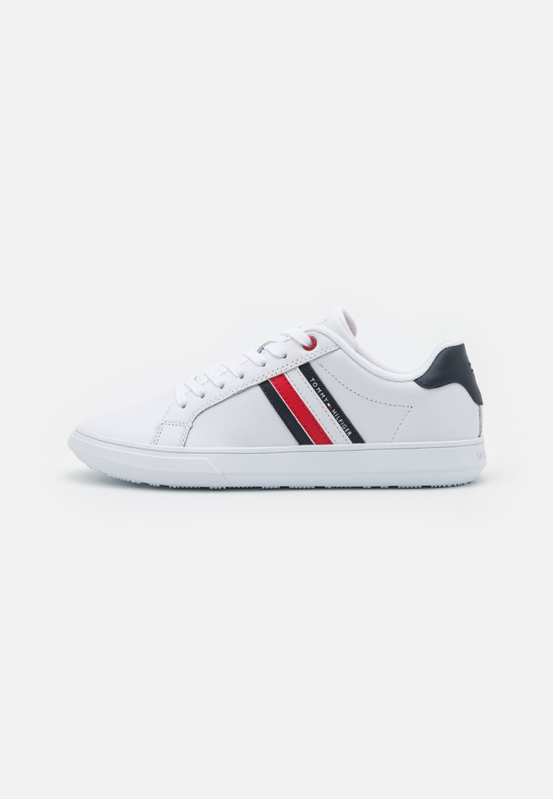 Weiße Sneaker mit glattem synthetischen Obermaterial, schwarzen und roten Streifenakzenten, Schnürverschluss und einer strukturierten Gummisohle.