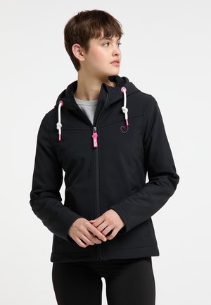 Giacca softshell nera con cappuccio, dettagli in rosa e un piccolo logo a forma di cuore. Presenta una zip completa e tasche frontali.