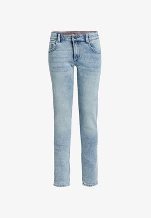 Lys blå slim-fit jeans med let slid, frontlommer, bælteløkker og en knaplukning på en hvid baggrund.