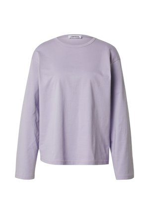 Licht lavendelkleurig langemouw t-shirt van zachte katoen. Heeft een ronde halslijn en een recht gesneden zoom, met minimale stikseldetails.