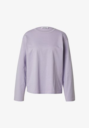 Hellblau-lila langärmliges T-Shirt aus weichem Baumwollmaterial. Mit einem runden Halsausschnitt und gerader abschließender Naht, sowie minimalen Nähdetails.