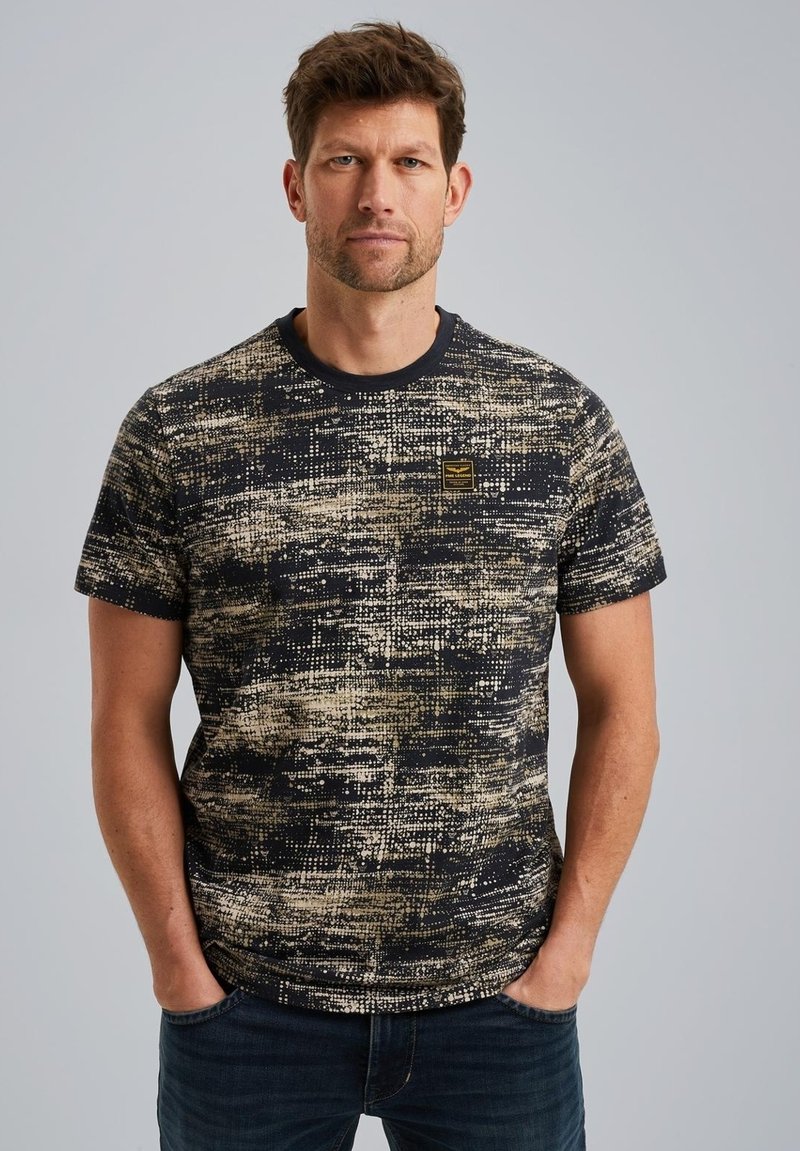 T-shirt à manches courtes bleu marine avec un motif abstrait texturé en beige. Doté d'un col côtelé et d'un petit patch logo sur la poitrine.