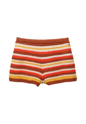 Gehaakte shorts met horizontale strepen in rood, oranje, geel en wit, met een effen bruine tailleband. Zachte, gestructureerde stof.