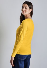 Street One MIT GERUNDETEM V-NECK - Maglietta a manica lunga - gelb