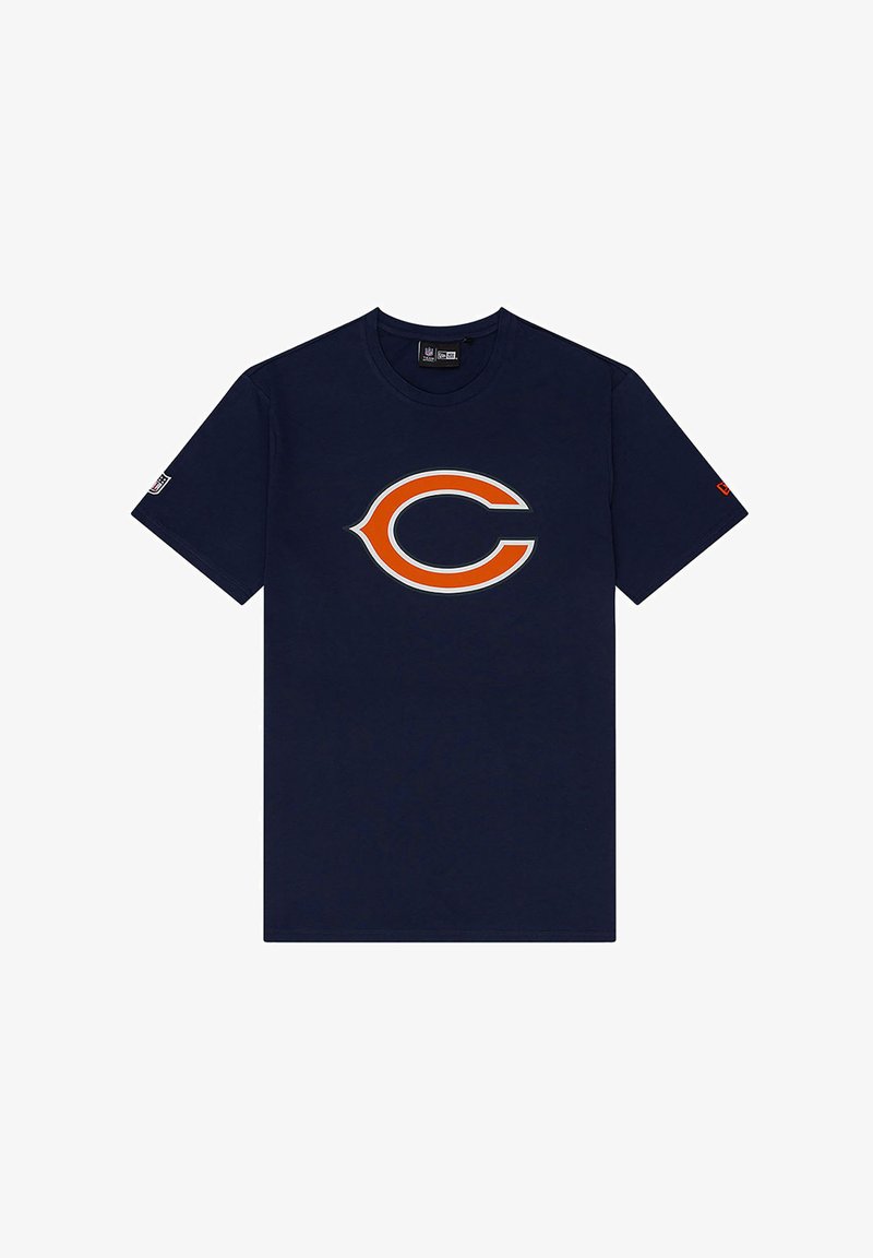 T-shirt en coton bleu marine avec un logo circulaire orange et blanc sur le devant et des manches courtes. Étiquette sur la manche gauche.