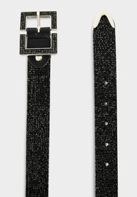 Cintura nera glitterata con una fibbia quadrata e una cornice metallica. La cintura è strutturata e presenta più fori di regolazione.