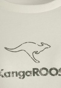 Weißes Baumwoll-T-Shirt mit einem strukturierten Känguru-Graphic und dem Text "KangaROOS" in einem auffälligen, dunklen Druck. Rippkragen-Detail.