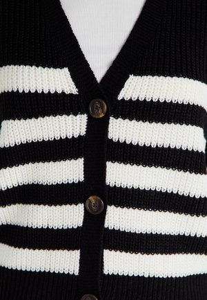 Svart og hvitstripet cardigan, strikket tekstur, V-halsdesign, seks runde brune knapper, med vekslende brede og smale striper.