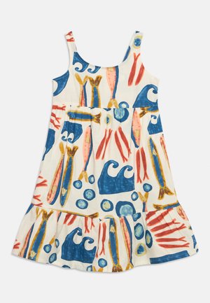 Robe blanche sans manches avec des motifs abstraits colorés de poissons et de vagues en bleu, orange et jaune, présentant un ourlet froncé et un décolleté rond.