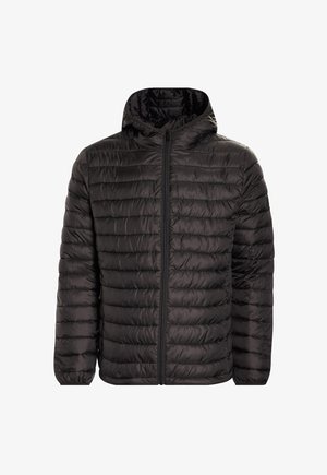 Zwarte pufferjack met capuchon, met horizontale gestikte panelen, een ritssluiting aan de voorkant en elastische manchetten voor een passende fit.