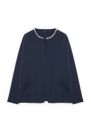 Cardigan blu navy a maniche lunghe con tasche frontali e dettaglio a catena d'argento intorno allo scollo, stile aperto sul davanti.