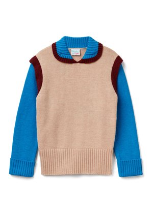 Gilet beige lavorato a maglia con bordo bordeaux sopra maniche lunghe blu e collo e polsini a coste blu abbinati.