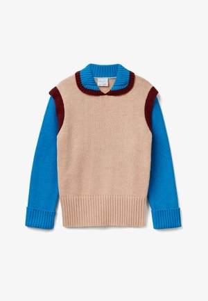 Gilet beige lavorato a maglia con bordo bordeaux sopra maniche lunghe blu e collo e polsini a coste blu abbinati.