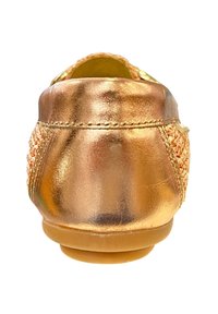 Metalen gouden schoen met een gladde leren afwerking, geweven zijkanten, ronde hak en een gevoerde binnenzool voor comfort.