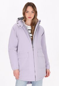 Violeta kapuci parka, izgatavota no mīksta, ūdensnecaurlaidīga auduma, ar divām frontālām kabatām, rāvējslēdzēja aizdari un elastīgām aprocēm, lai nodrošinātu ciešu piegulšanu.