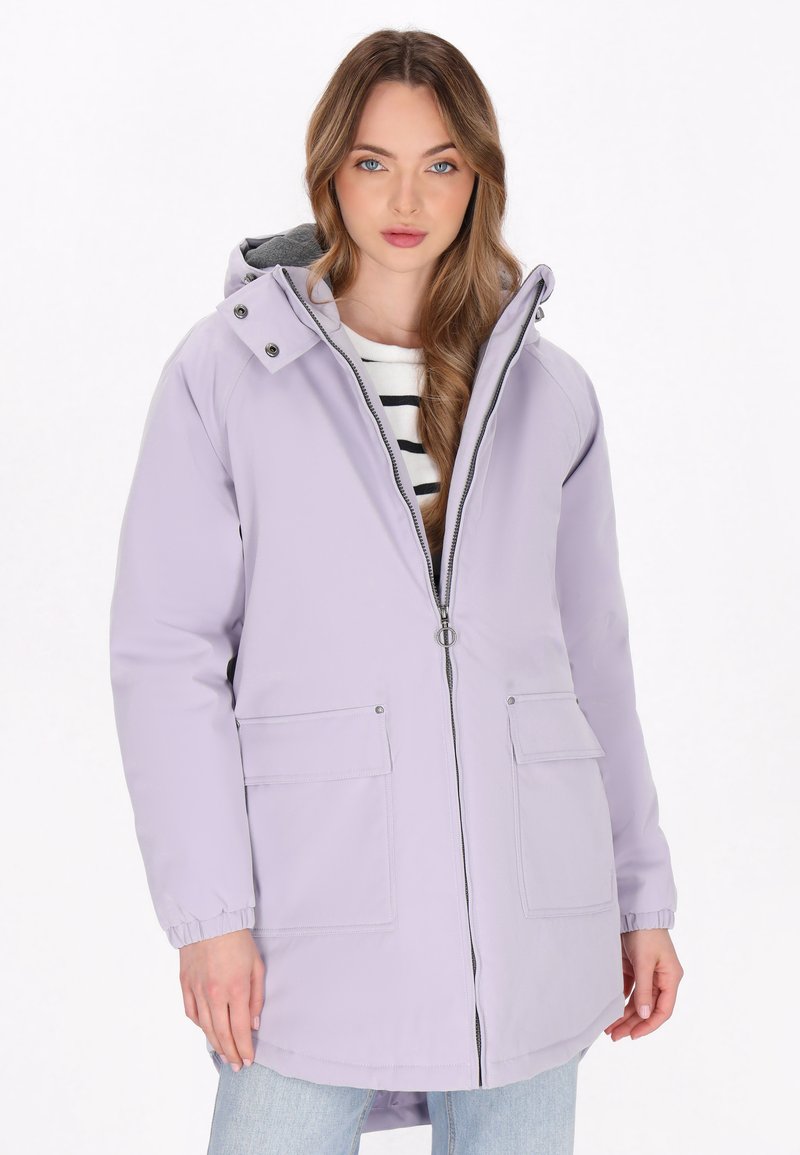 Violeta kapuci parka, izgatavota no mīksta, ūdensnecaurlaidīga auduma, ar divām frontālām kabatām, rāvējslēdzēja aizdari un elastīgām aprocēm, lai nodrošinātu ciešu piegulšanu.