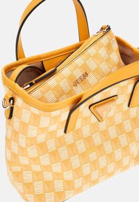 Guess WAVE SET - Borsa a mano - gelb