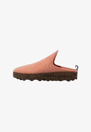 Ein einzelner rosa Schlupfschuh mit einer strukturierten dunkelbraunen Sohle und schwarzem Zugband an der Ferse, beschriftet mit "ASPORTUGUESAS."