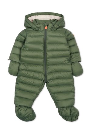 Tuta imbottita per neonati color verde oliva con cappuccio integrato, zip frontale, muffole e scarpine, trapuntata in sezioni orizzontali.