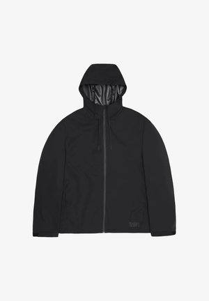 Veste imperméable noire avec capuche, fermeture éclair frontale et texture lisse. Logo sur l'ourlet et design minimaliste sans motifs.